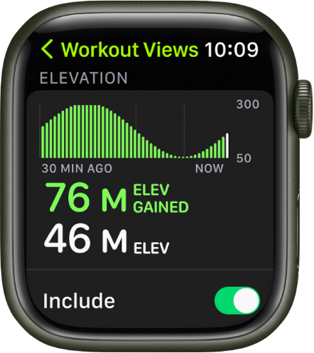 Екранът Workout Views (Тренировъчни изгледи), който показва показателя Elevation (Надморска височина). Близо до горния край има графика, която показва промените в надморската височина през времето. Отдолу е общата изкачена надморска височина и текущото надморско равнище. В долния край е превключвателят Include (Прибавяне).