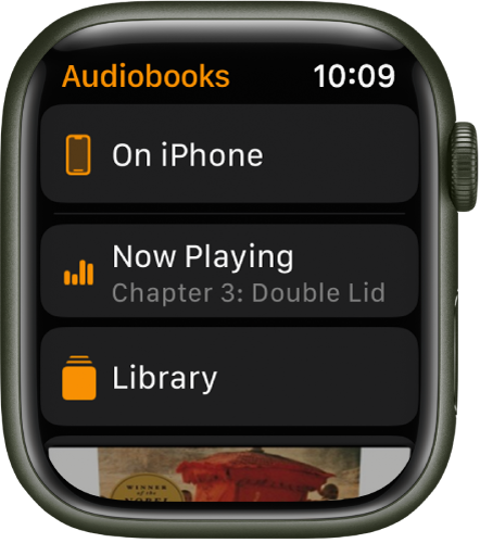 Apple Watch, показващ екрана на Audiobooks (Аудио книги) с On iPhone (На iPhone) в горния край, бутоните Now Playing (В момента се възпроизвежда) и Library (Библиотека) под него и част от корицата на аудио книга най-долу.