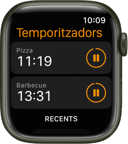 Dos temporitzadors a l’app Temporitzadors. A dalt hi ha un temporitzador anomenat “Pizza”. I a sota, un temporitzador anomenat “Barbacoa”. Cada temporitzador mostra el temps restant sota el seu nom i un botó de pausa a la dreta. A la part inferior de la pantalla apareix el botó Recents.