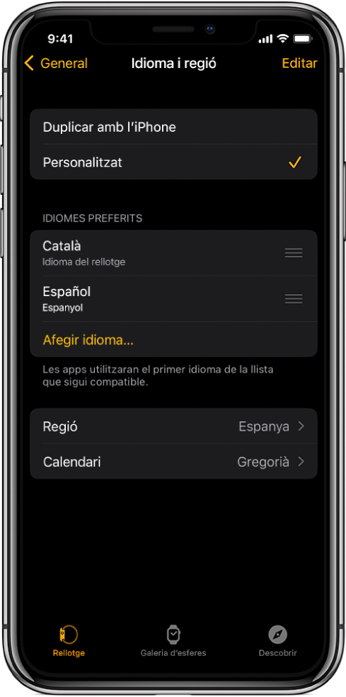A la pantalla “Idioma i regió” de l’Apple Watch hi apareixen els idiomes anglès i espanyol a sota de l’opció “Idioma preferit”.