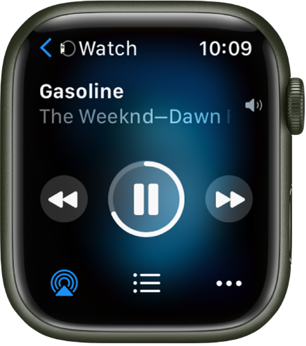 Pantalla de l’app Ara Sona amb el Rellotge a la part superior esquerra i una fletxa que assenyala cap a l’esquerra que et porta a la pantalla del dispositiu. A sota es mostra un títol de cançó i el nom de l’artista. Al centre hi ha els controls de reproducció. A la part inferior hi ha els botons AirPlay, Llista de cançons i Més.