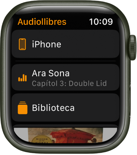 L’Apple Watch mostra la pantalla Audiollibres amb el botó iPhone a la part superior, els botons “S’està reproduint” i Biblioteca a sota i una part de la portada de l’audiollibre a la part inferior.