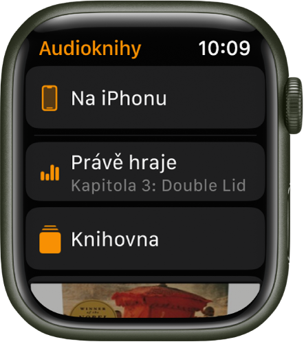 Apple Watch s obrazovkou Audioknihy, na které je nahoře vidět tlačítko Na iPhonu, pod ním tlačítka Právě hraje a Knihovna a dole část obálky audioknihy