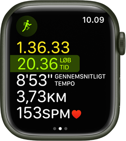 Appen Træning, der viser en igangværende multisportstræning. Skærmen viser den samlede forløbne tid, hvor længe du har løbet, gennemsnitstempoet, distancen og pulsen.