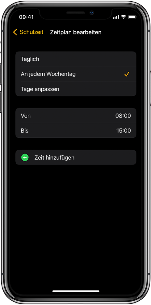 iPhone mit der Anzeige „Zeitplan bearbeiten“ für „Schulzeit“. Oben sind die Optionen „Täglich“, „Jeden Wochentag“ und „Tage anpassen“ zu sehen. „Jeden Wochentag“ ist ausgewählt. In der Mitte befinden sich die Angaben „Von“ und „Bis“ und darunter ist die Taste „Zeit hinzufügen“ zu sehen.