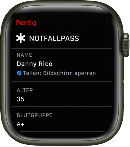 Der Notfallpass auf der Apple Watch mit dem Namen, dem Alter und der Blutgruppe. Unter dem Namen befindet sich ein Häkchen, das darauf hinweist, dass der Notfallpass im Sperrbildschirm geteilt wird. Oben links befindet sich die Taste „Fertig“.