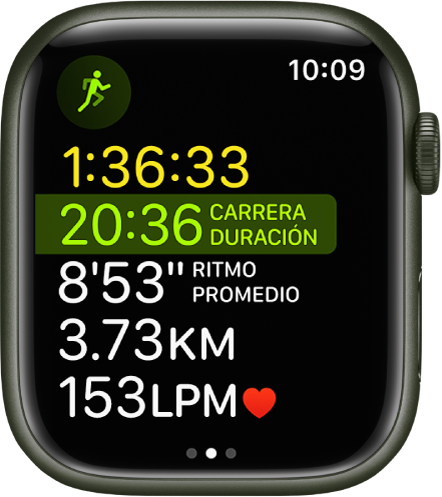 La app Entrenamiento muestra un entrenamiento multideportivo en progreso. La pantalla muestra el tiempo total transcurrido, la cantidad de tiempo que has corrido, el ritmo promedio, la distancia y la frecuencia cardiaca.