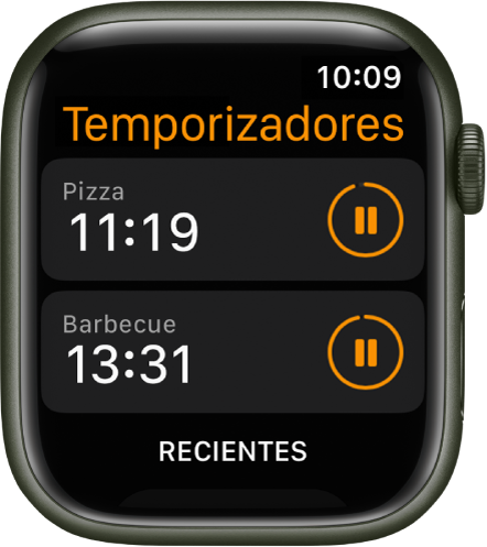 Dos temporizadores en la app Temporizadores. Un temporizador llamado Pizza está en la parte superior. Debajo está un temporizador llamado Carne asada. Cada temporizador muestra el tiempo restante debajo de su nombre, y el botón Pausar a la derecha. Un botón Recientes está en la parte inferior de la pantalla.