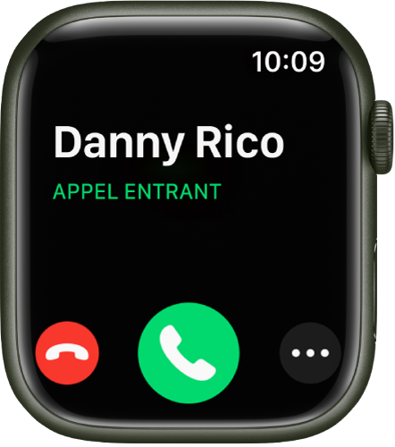 L’écran de l’Apple Watch lorsque vous recevez un appel : le nom de l’appelant, les mots « Appel entrant », le bouton rouge Refuser, le bouton vert Répondre et le bouton Plus d’options.