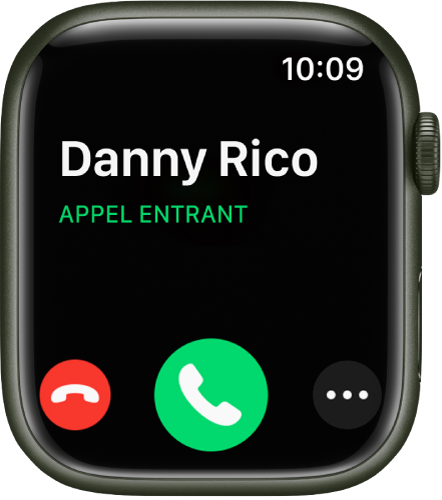 L’écran de l’Apple Watch lorsque vous recevez un appel : le nom de l’appelant, les mots « Appel entrant », le bouton rouge Refuser, le bouton vert Répondre et le bouton « Plus d’options ».