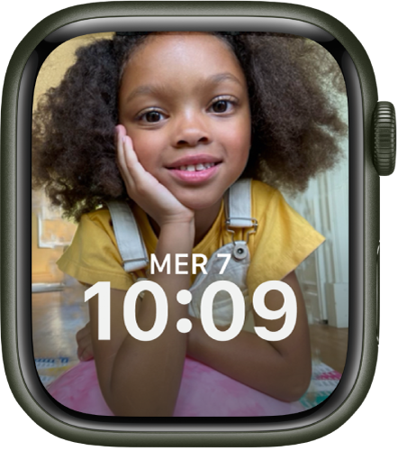 Le cadran Portraits avec une photo de l’album photo synchronisé. La date et l’heure apparaissent dans le tiers inférieur de l’écran.