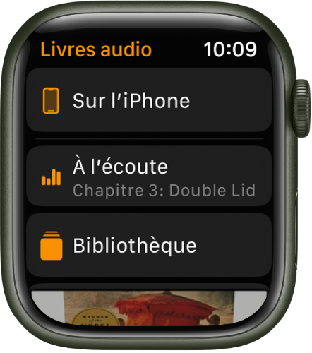 L’Apple Watch affichant l’écran « Livres audio » avec le bouton « Sur l’iPhone » en haut, les boutons « À l’écoute » et « Bibliothèque » en dessous et une partie de la couverture d’un livre audio en bas.