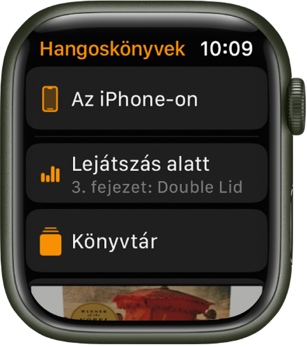 Az Apple Watch a Hangoskönyvek képernyőjével; fent látható az iPhone-on gomb, alatta a Lejátszás alatt és a Könyvtár gomb, lent pedig a hangoskönyv borítójának egy része.