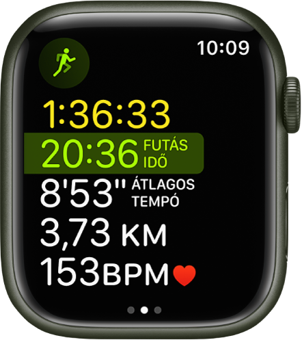Az Edzés App egy folyamatban lévő többsportos edzéssel. A képernyőn az összes eltelt idő, a futással töltött idő, az átlagos tempó, a távolság és a pulzusszám látható.