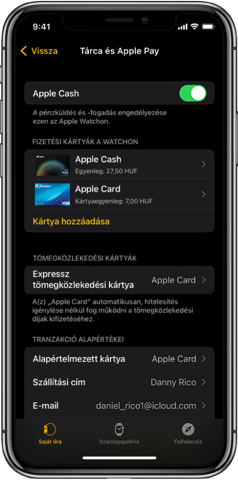 A Wallet és az Apple Pay képernyője az iPhone Apple Watch appjában. A képernyőn láthatók az Apple Watchhoz adott kártyák, az expressz tömegközlekedéshez kiválasztott kártya és a tranzakció alapértelmezett beállításai.