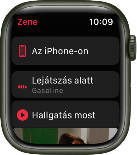A Zene appban az iPhone-on, a Lejátszás alatt és a Hallgatás most gombok láthatók egy listán. Ha lefelé görget, megtekintheti az albumborítót.