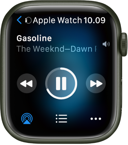 Layar Sedang Diputar menampilkan Apple Watch di kiri atas, dengan panah yang menunjuk ke kiri, yang membawa Anda ke layar perangkat. Judul lagu dan nama artis muncul di bawah. Kontrol pemutaran terdapat di tengah. Tombol AirPlay, daftar track, dan Lainnya terdapat di bagian bawah.
