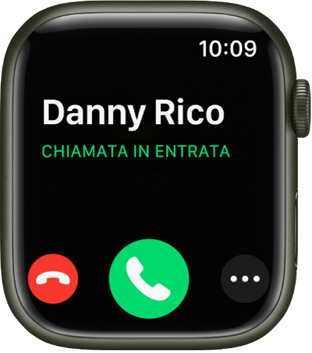 La schermata di ricezione delle chiamate su Apple Watch, con il nome di chi sta chiamando, le parole “Chiamata in entrata”, il pulsante rosso Rifiuta, il pulsante verde Rispondi e il pulsante “Più opzioni”.