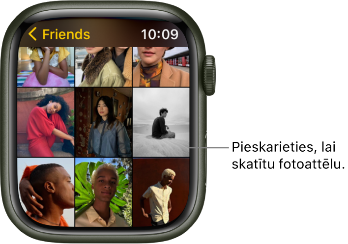 Lietotnes Photos galvenais ekrāns Apple Watch pulkstenī, kurā režģa izkārtojumā izvietoti vairāki fotoattēli.
