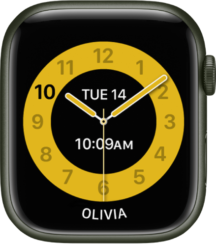 Ciparnīca Schooltime, kuras augšdaļā redzams analogais pulkstenis ar datumu un digitālais laiks vidusdaļā. Apakšā ir tās personas vārds, kura izmanto pulksteni.
