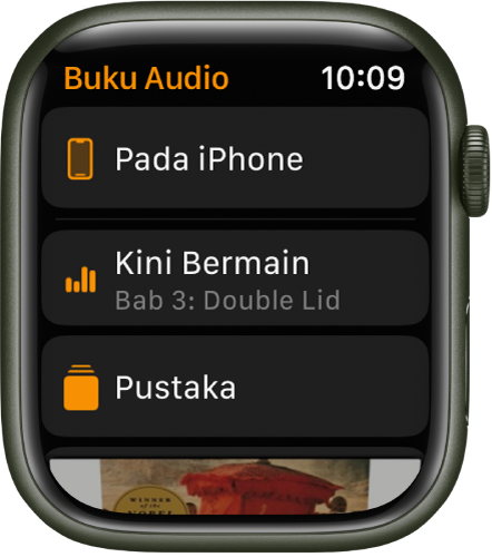 Apple Watch menunjukkan skrin Buku Audio dengan butang Pada iPhone di bahagian atas, butang Kini Dimainkan dan Pustaka di bawah dan sebahagian karya seni kulit buku audio di bahagian bawah.