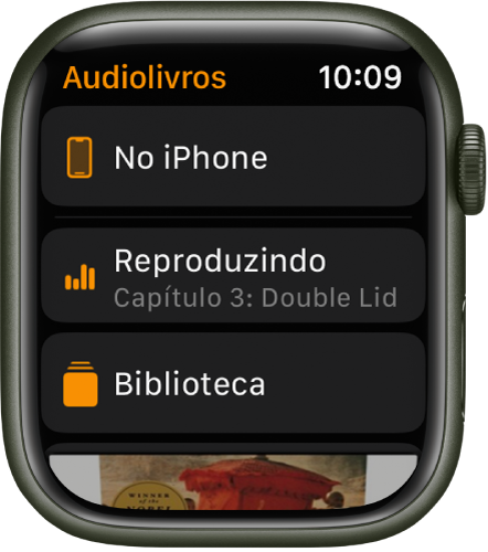 Apple Watch mostrando a tela Audiolivros com o botão No iPhone na parte superior, os botões Reproduzindo e Biblioteca abaixo, e uma parte da capa de um audiolivro na parte inferior.