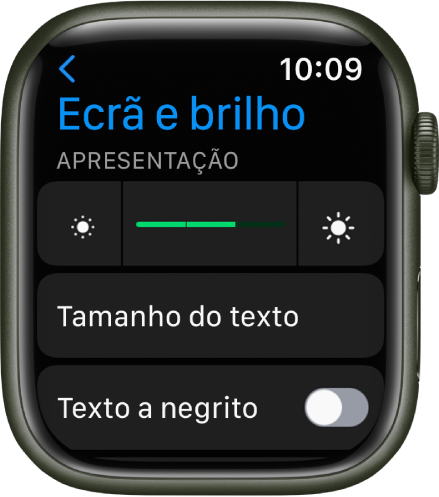 Definições de “Ecrã e brilho” no Apple Watch, com o nivelador “Brilho” na parte superior e o botão “Tamanho do texto” em baixo.