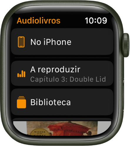 O Apple Watch, com o ecrã Audiolivros com o botão “No iPhone” na parte superior, os botões “Biblioteca” e “A reproduzir” por baixo e uma parte do grafismo da capa de um audiolivro na parte inferior.