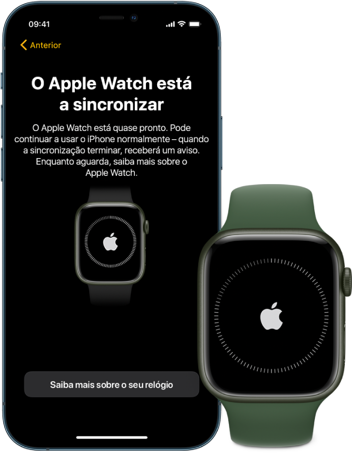 Um iPhone e um Apple Watch, lado a lado. O ecrã do iPhone apresenta “O Apple Watch está a sincronizar”. O Apple Watch mostra o progresso da sincronização.