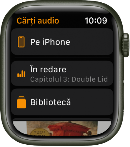 Apple Watch afișând ecranul Cărți audio cu butonul Pe iPhone în partea de sus, butoanele În redare și Bibliotecă dedesubt și o parte din ilustrația copertei unei cărți audio în partea de jos.