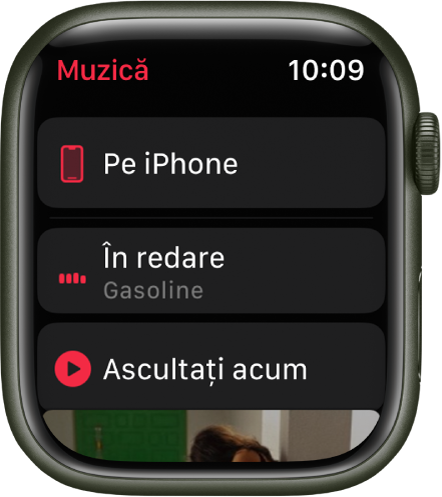 Aplicația Muzică afișează butoanele Pe iPhone, În redare și Ascultați acum sub formă de listă. Derulați în jos pentru a vedea ilustrația albumului.