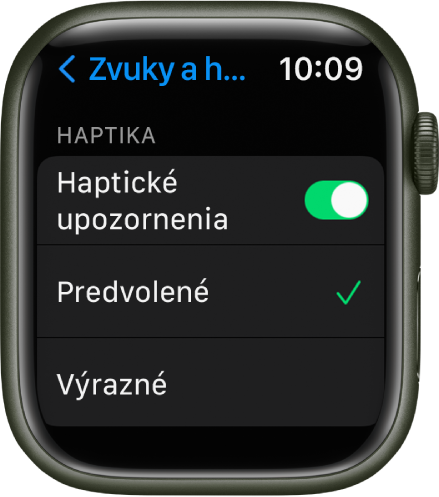 Nastavenia Zvuky a haptika na hodinkách Apple Watch s prepínačom Haptické upozornenia a možnosťami Predvolene a Výrazné pod nim.