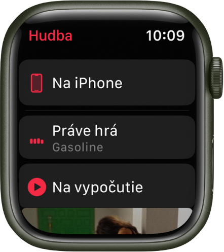 Apka Hudba s tlačidlami Na iPhone, Práve hrá a Na vypočutie, ktoré sa zobrazujú v zozname. Rolovaním nadol možno zobraziť obal albumu.