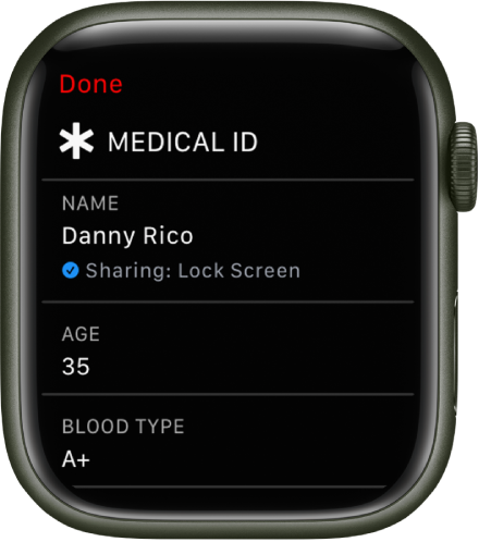 Zaslon Medical ID (Zdravstvena izkaznica) na Apple Watch, ki prikazuje uporabniško ime, starost in krvno skupino. Pod imenom je kljukica, ki označuje, da je funkcija Medical ID (Zdravstvena izkaznica) v skupni rabi na zaklenjenem zaslonu. V zgornjem levem kotu je prikazan gumb Done (Končano).