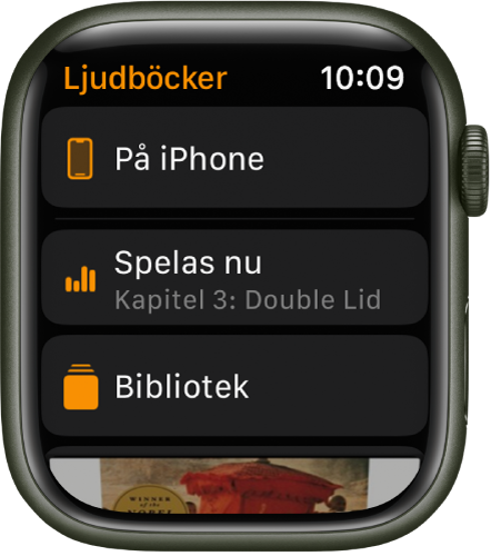 Apple Watch med skärmen Ljudböcker som visar knappen På iPhone överst, därunder knapparna Spelas nu och Bibliotek och längst ned en del av omslagsbilden för en ljudbok.