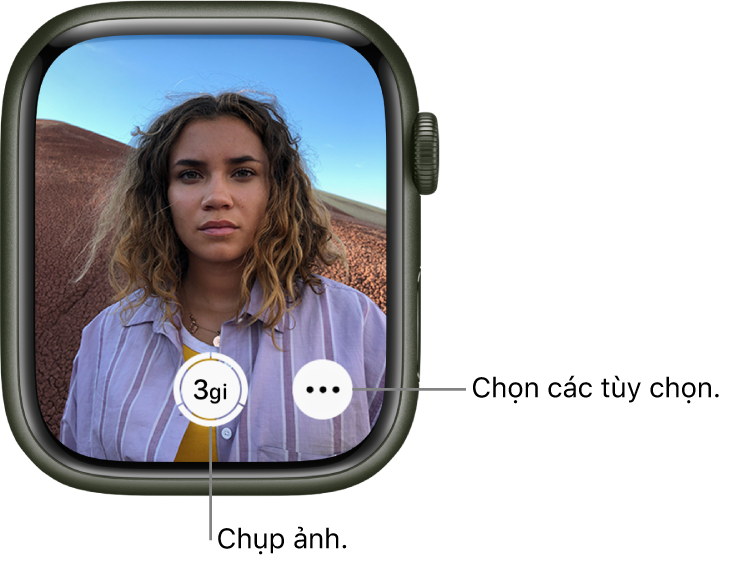 Trong khi đang được sử dụng làm điều khiển từ xa camera, màn hình Apple Watch hiển thị những gì có trong màn hình xem của iPhone. Nút Chụp ảnh nằm ở giữa phía dưới cùng với nút Tùy chọn khác ở bên phải. Nếu bạn đã chụp ảnh, nút Trình xem ảnh nằm ở dưới cùng bên trái.