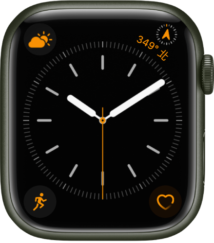 「簡約」錶面，你可以調整秒針的顏色並調整錶盤的數字和刻度。會顯示四種複雜功能：「天氣狀況」位於左上角、「指南針航向」位於右上角、「體能訓練」位於左下角，以及「心率」位於右下角。