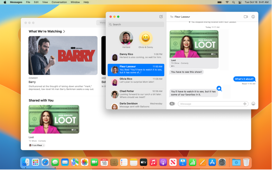 El escritorio de la Mac con dos ventanas abiertas: la ventana de la app Apple TV a la izquierda, mostrando un programa de TV en la sección Se compartió contigo de la biblioteca, y la ventana de Mensajes con el mismo programa de TV en una conversación.