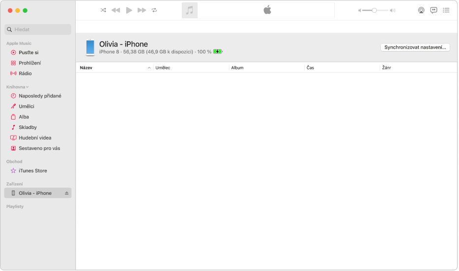Okno Hudba se zařízením (Juliiným iPhonem) na bočním panelu Tlačítko Synchronizovat nastavení v pravém horním rohu otevře Finder