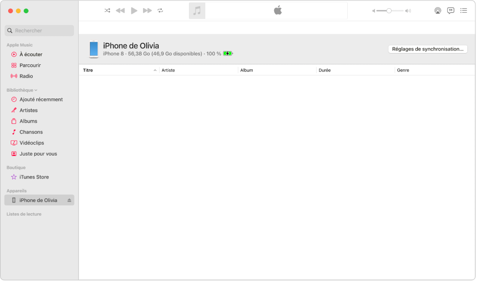 La fenêtre de Musique avec un appareil (iPhone de Julie) dans la barre latérale. Le bouton « Synchroniser les réglages » dans le coin supérieur droit ouvre le Finder.