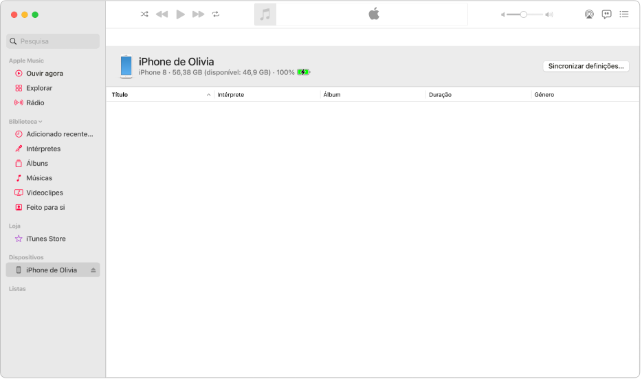 A janela da aplicação Música com um dispositivo (iPhone de Júlia) na barra lateral. O botão “Sincronizar definições” no canto superior direito abre o Finder.