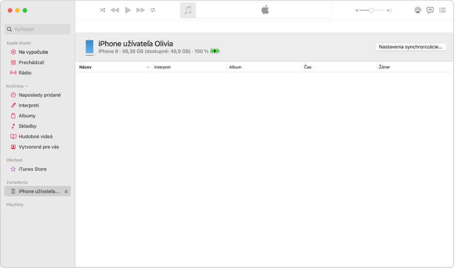Okno apky Hudba so zariadením (Júliin iPhone) v postrannom paneli. Tlačidlo Nastavenia synchronizácie v pravom hornom rohu otvorí Findera.