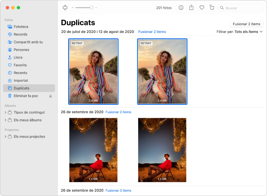 Finestra de l’app Fotos en què es mostra l’àlbum Duplicats a la barra lateral i les fotos duplicades l’una al costat de l’altra a la dreta.