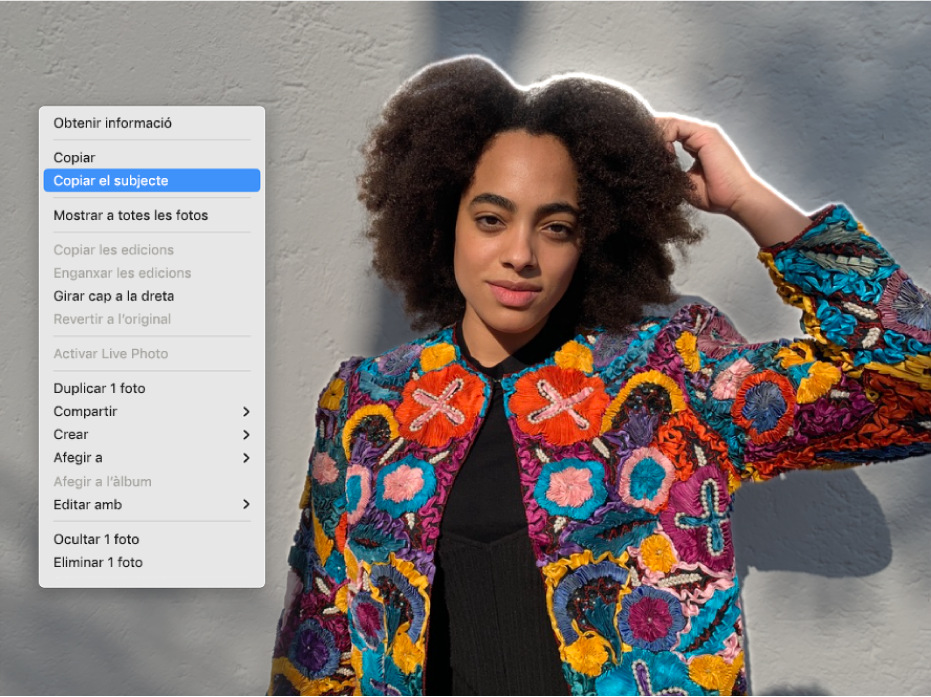 Apareix un contorn al voltant d’una persona en primer pla d’una foto i un menú en què es veu l’opció “Copiar el subjecte” seleccionada.