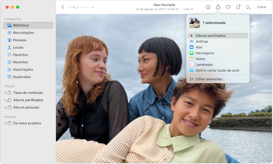 A janela de Fotografias a mostrar uma fotografia e o menu de partilha aberto por baixo do botão “Partilhar” na barra de ferramentas.