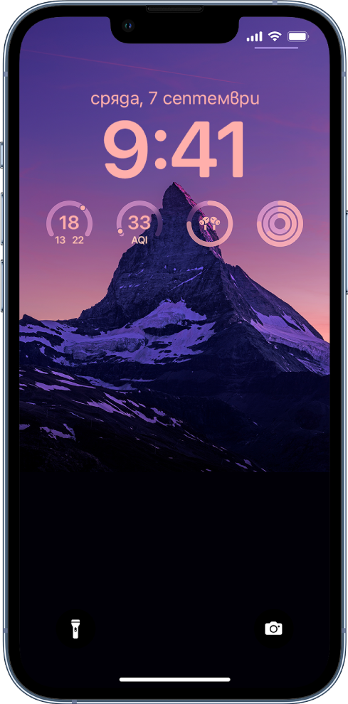 Пресонализиран Заключен екран на iPhone със снимка на фон и инструментите най-горе на екрана за температура, индекс за качество на въздуха, нивото на батерия на AirPods и кръговете на активност.
