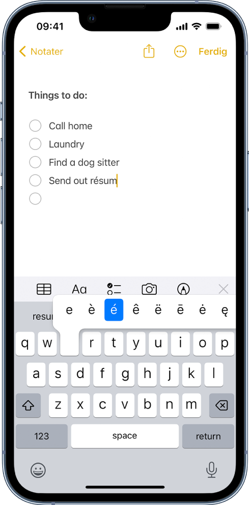 En skjerm som viser en e-post som skrives. Tastaturet er åpent og viser bokstaver med aksenttegn som vises når du trykker og holder på E-tasten.