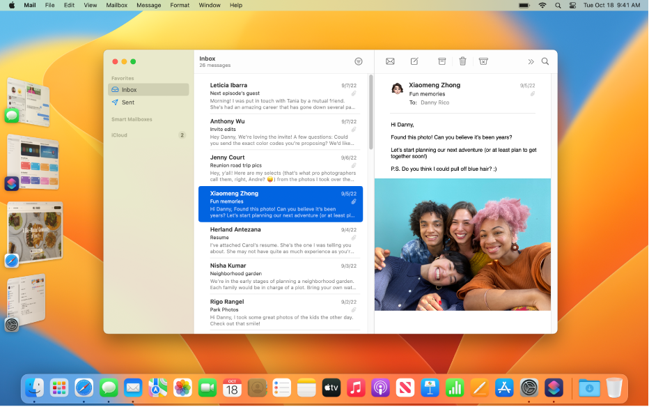 Ein Mac-Schreibtisch zeigt, wie der Stage Manager mehrere geöffnete Apps verwaltet: Die App „Mail“ ist in der Mitte des Bildschirms geöffnet. Mehrere andere geöffnete Apps werden auf der linken Seite des Schreibtischs angezeigt.