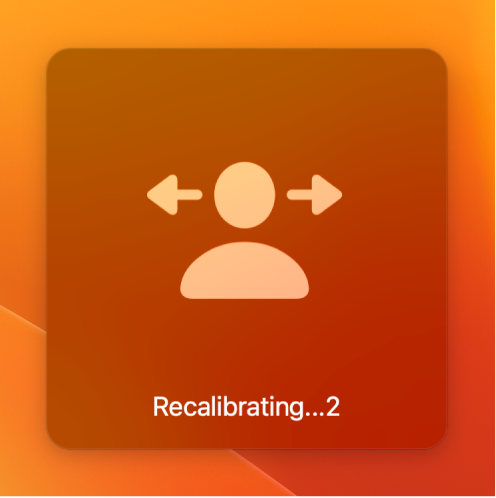 La cuenta atrás en pantalla para la recalibración del control del puntero con la cabeza, con la frase “Recalibrando… 2”.