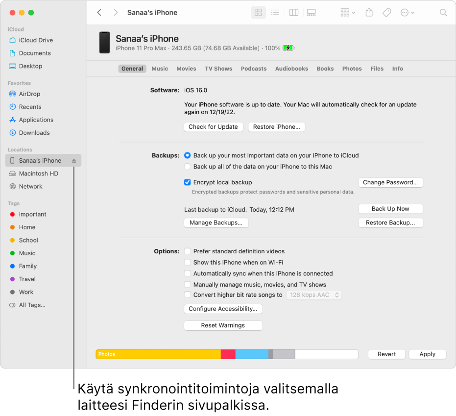 Laite on valittuna Finderin sivupalkissa ja ikkunassa näkyvät synkronointivalinnat.